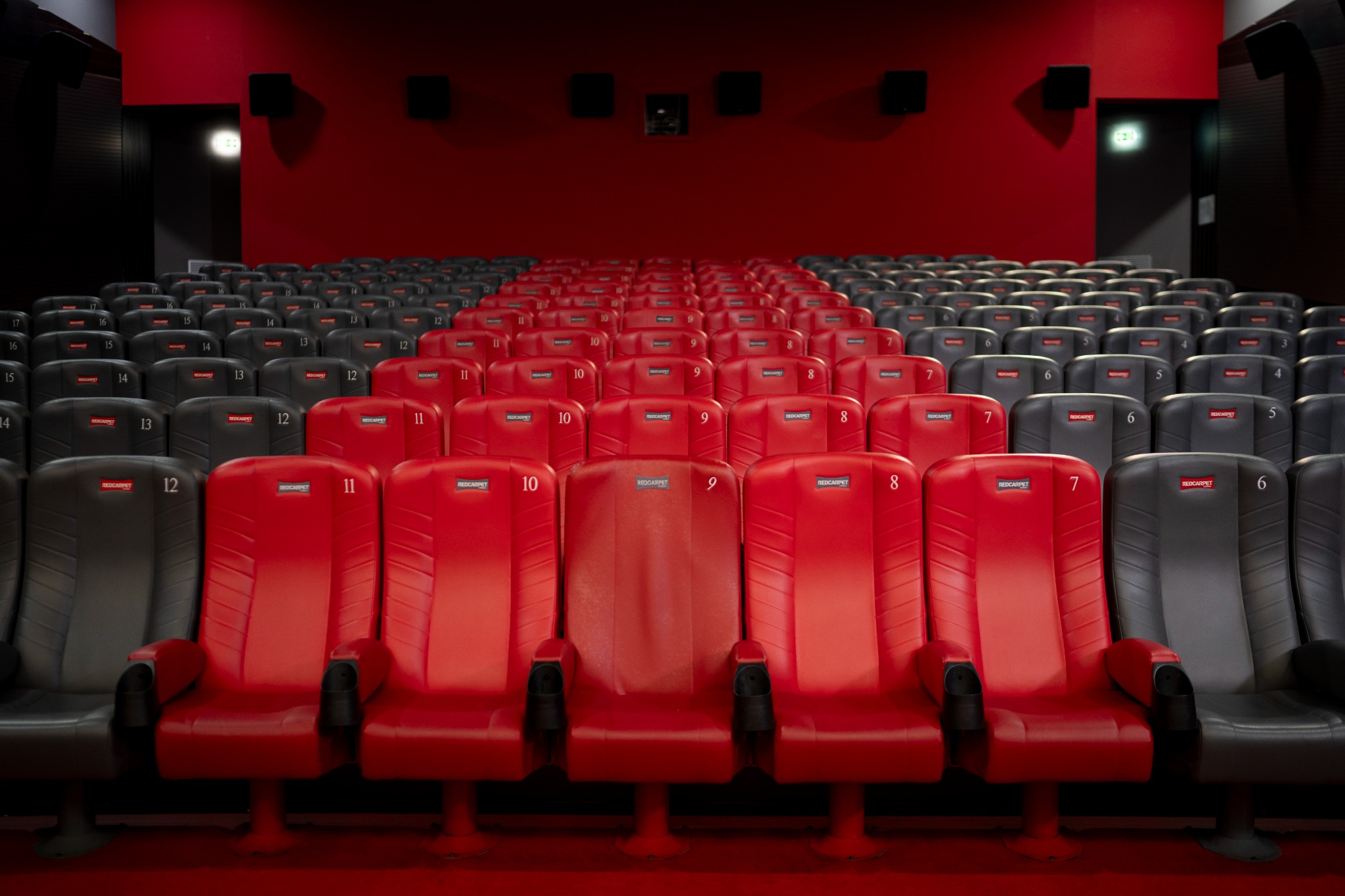 Sala del cinema Red Carpet Matera con poltrone rosse