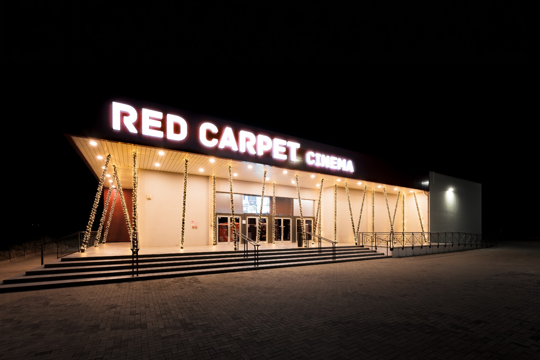 Esterno del cinema Red Carpet Monopoli